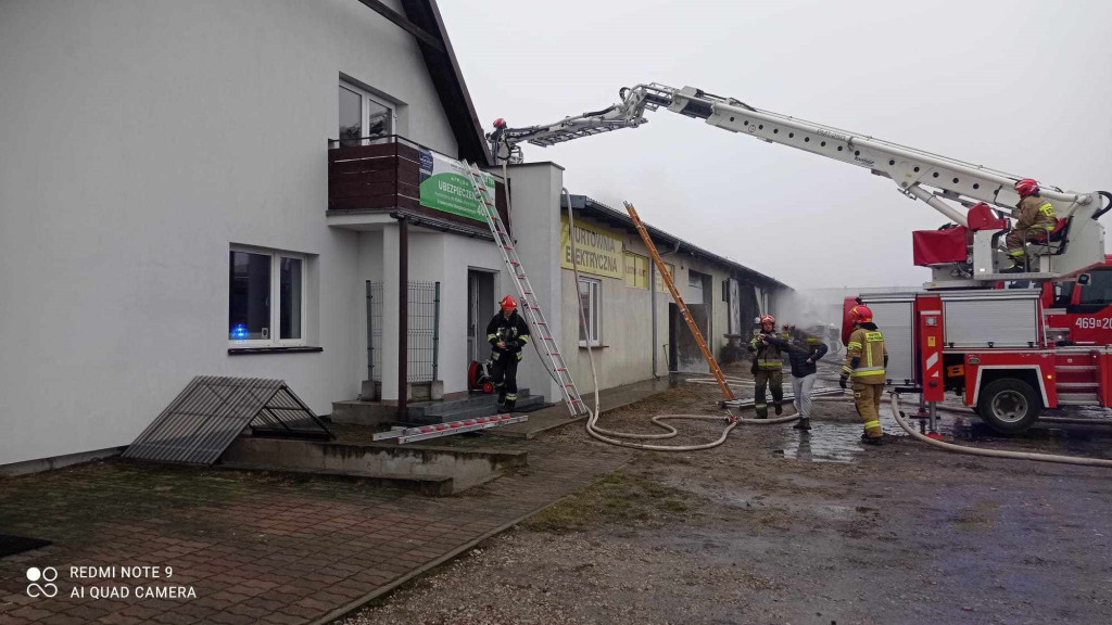 Potężny pożar hali magazynowej w Iławie