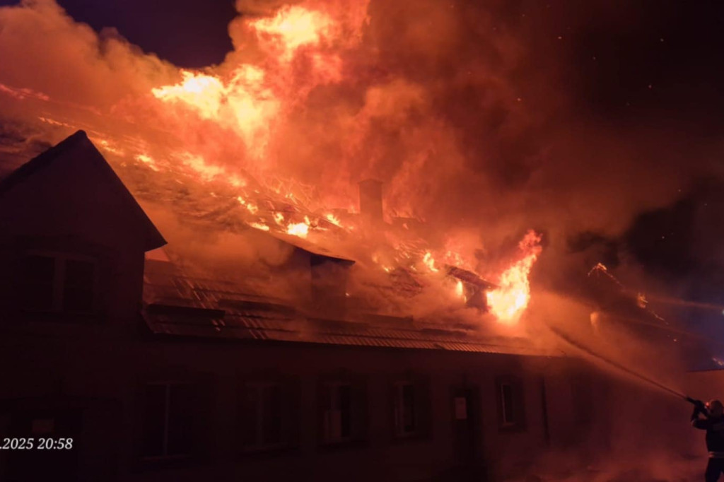 Potężny pożar szkoły w Szkotowie