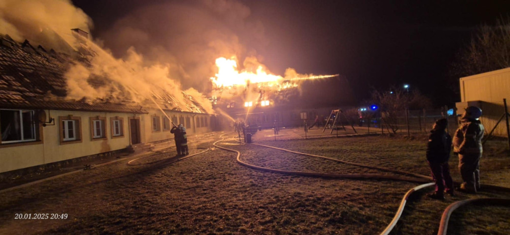 Potężny pożar szkoły w Szkotowie
