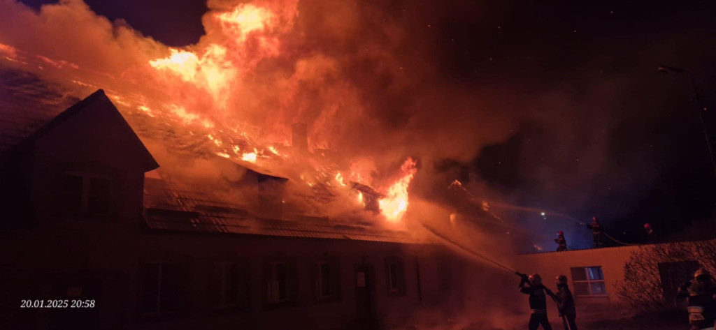 Potężny pożar szkoły w Szkotowie