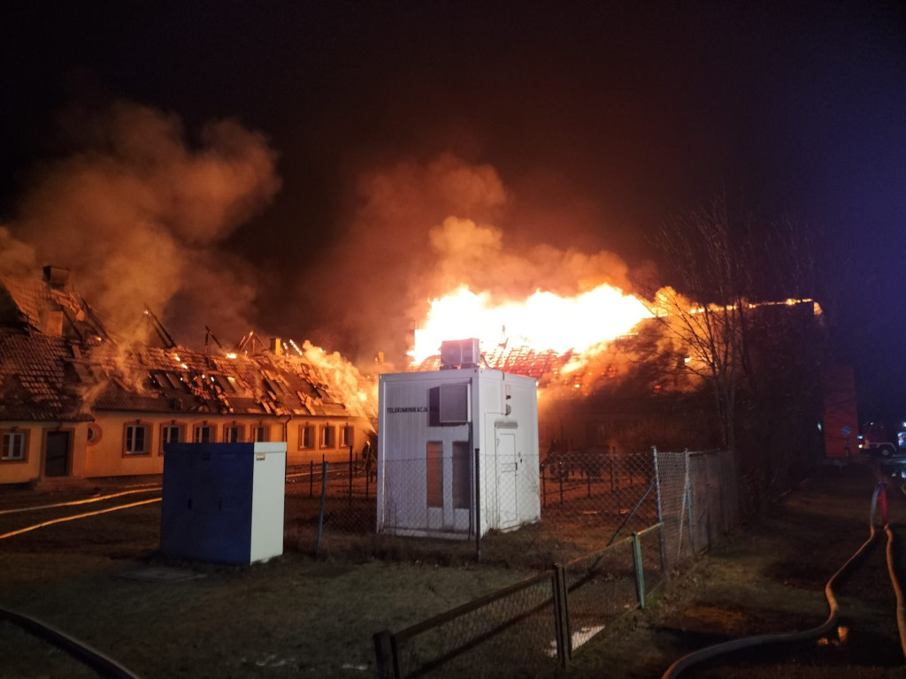 Potężny pożar szkoły w Szkotowie
