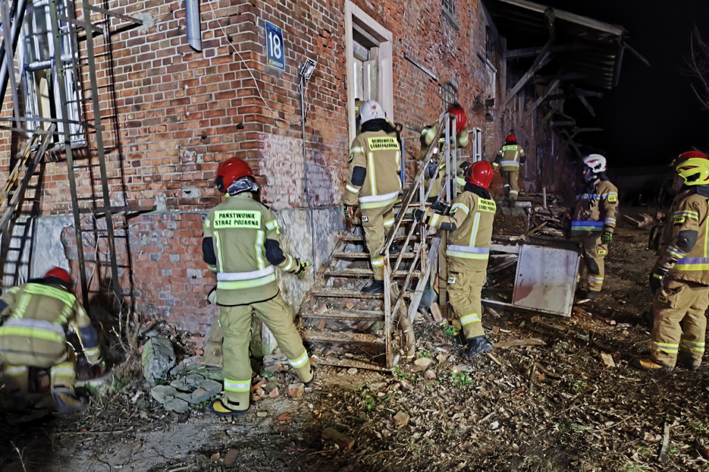 Zawalił się strop budynku. Pomogli m. in. strażacy z Ostródy