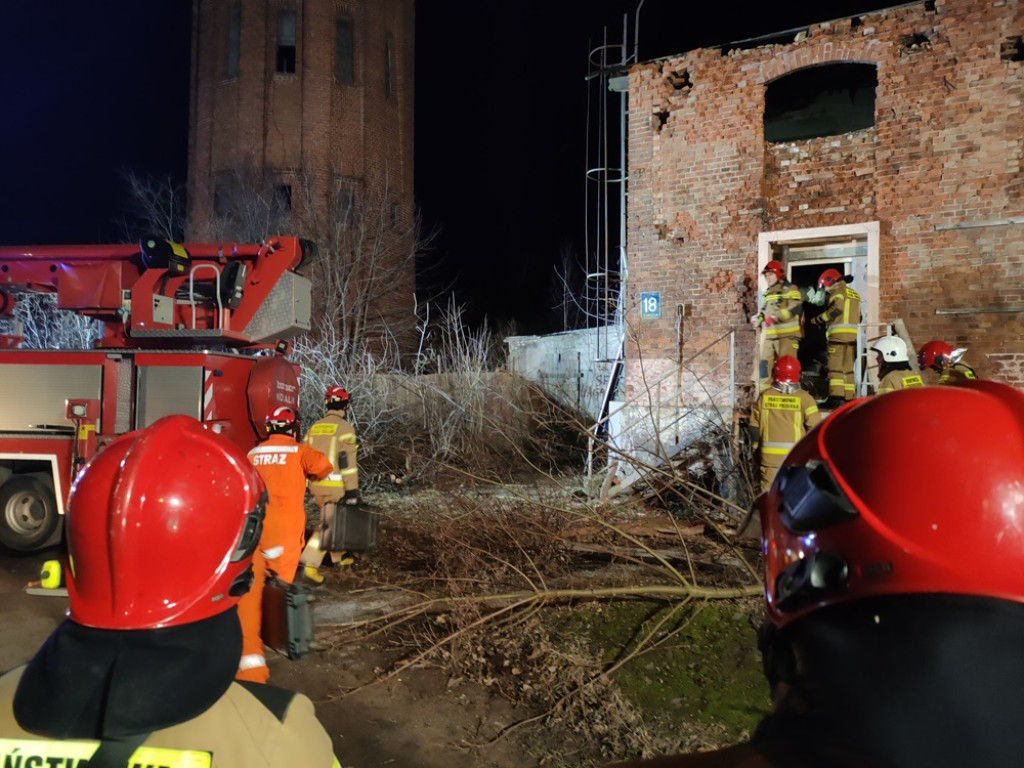 Zawalił się strop budynku. Pomogli m. in. strażacy z Ostródy