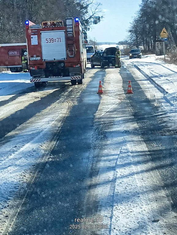 Kolizja w Plękitach oraz pożar zboża w Linkach