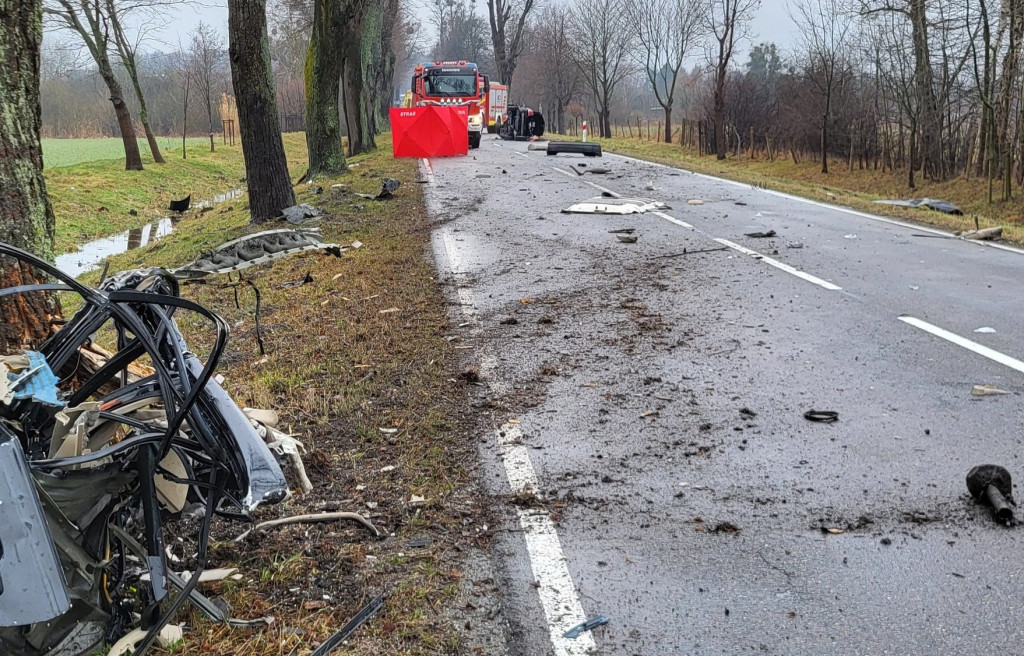 Nie żyje kierowca po uderzeniu w drzewo