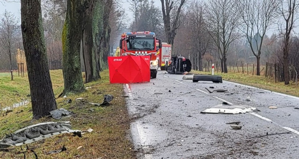 Nie żyje kierowca po uderzeniu w drzewo