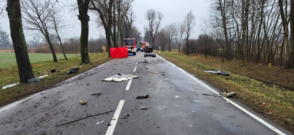 Nie żyje kierowca po uderzeniu w drzewo