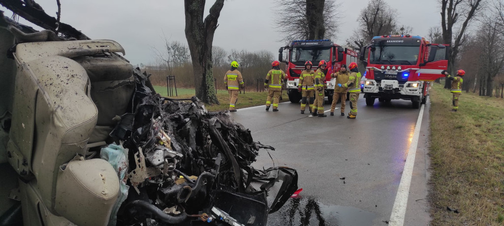 Nie żyje kierowca po uderzeniu w drzewo