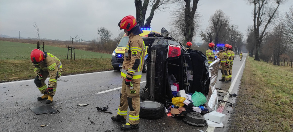 Nie żyje kierowca po uderzeniu w drzewo