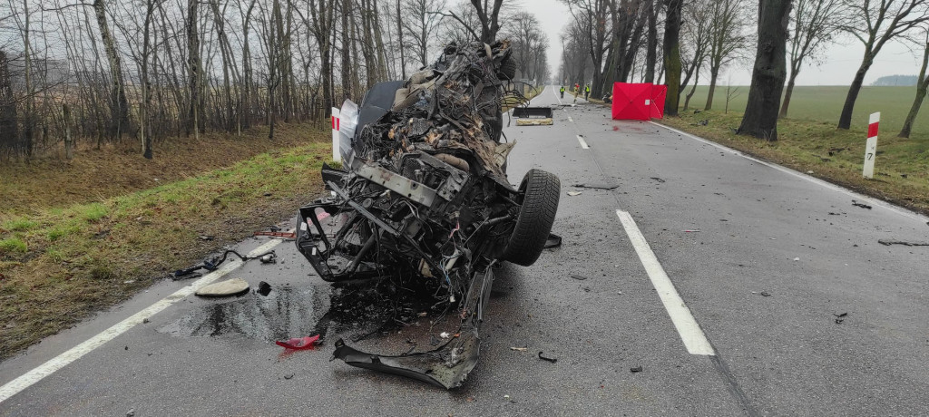 Nie żyje kierowca po uderzeniu w drzewo