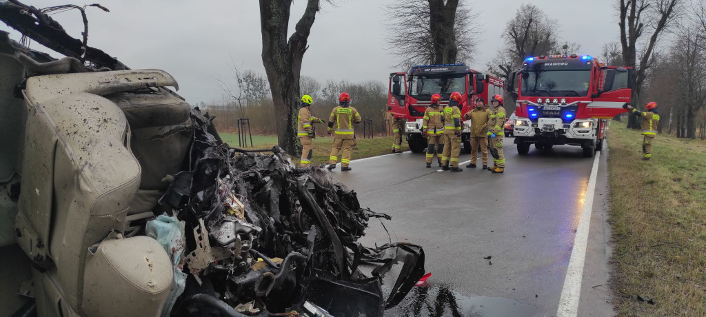 Nie żyje kierowca po uderzeniu w drzewo