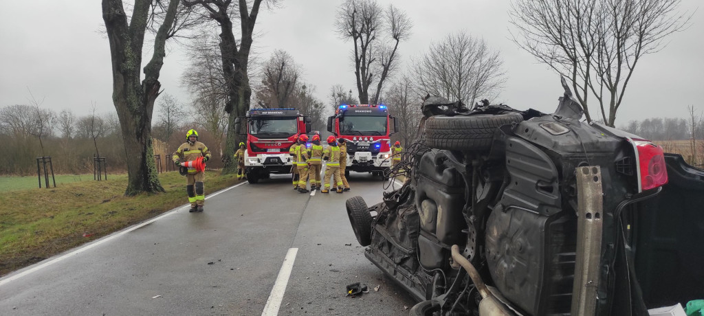 Nie żyje kierowca po uderzeniu w drzewo