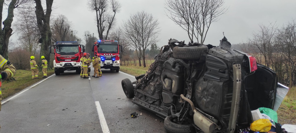 Nie żyje kierowca po uderzeniu w drzewo