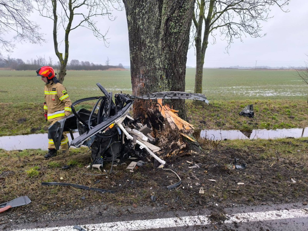 Nie żyje kierowca po uderzeniu w drzewo