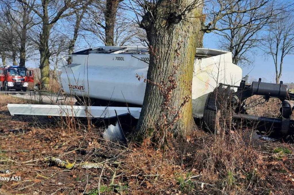 Cysterna przewożąca ON uderzyła w drzewo!