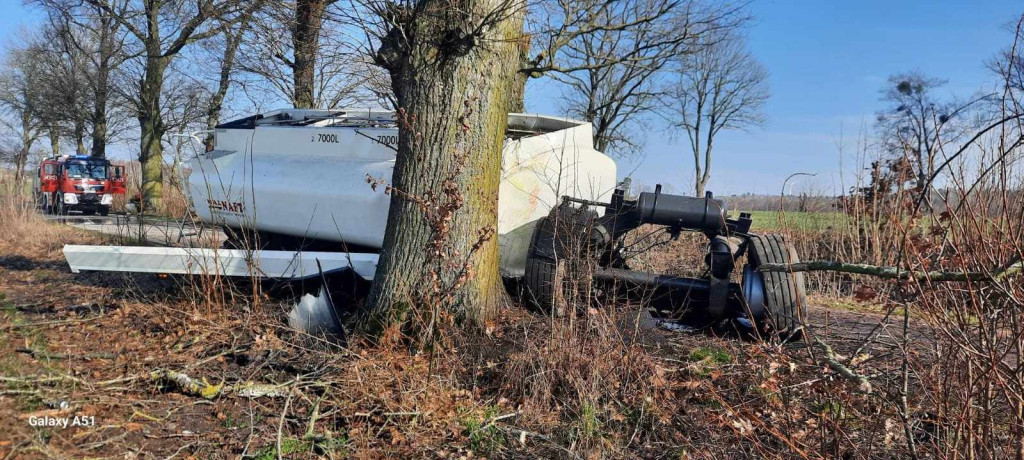 Cysterna przewożąca ON uderzyła w drzewo!