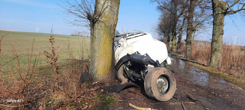 Cysterna przewożąca ON uderzyła w drzewo!