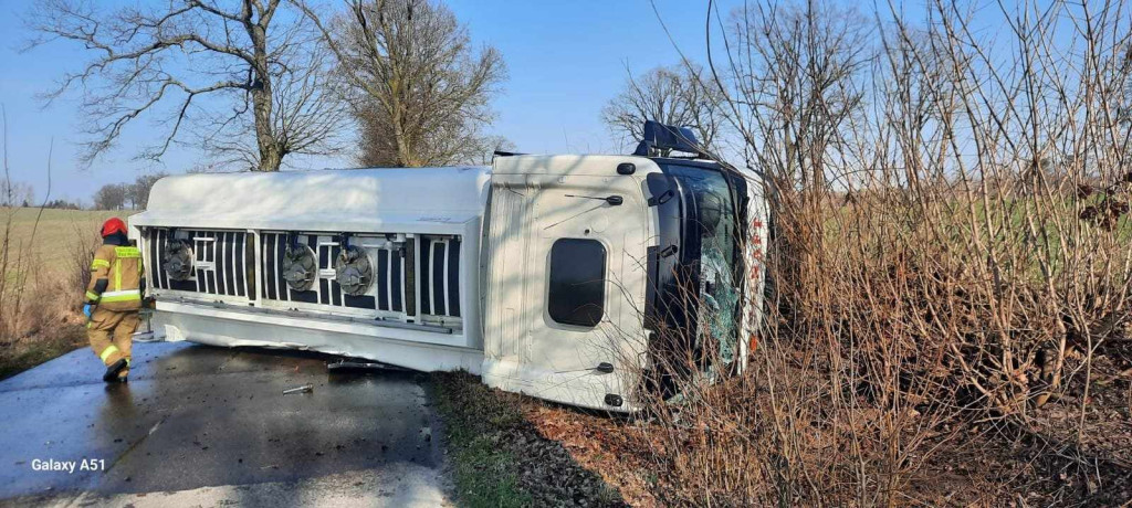 Cysterna przewożąca ON uderzyła w drzewo!