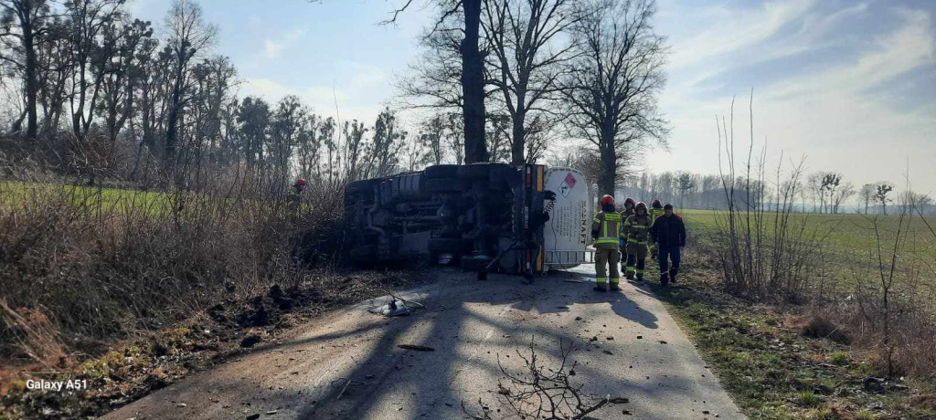 Cysterna przewożąca ON uderzyła w drzewo!