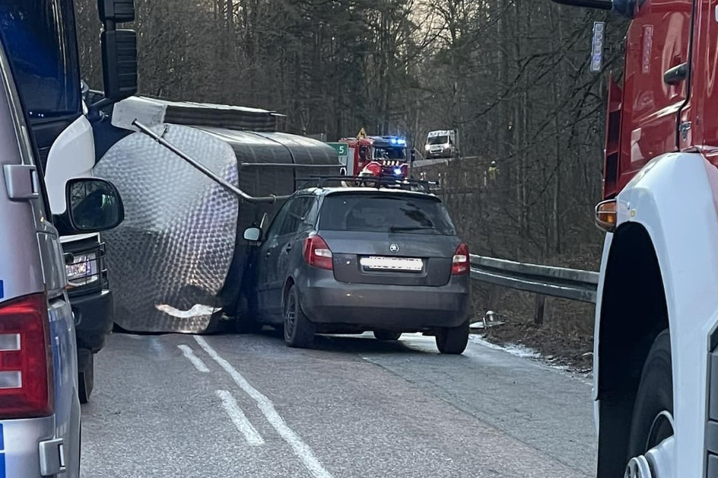 Zderzenie cysterny przewożącej mleko z osobówką