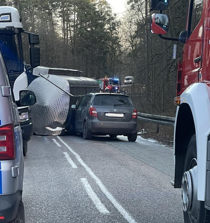 Zderzenie cysterny przewożącej mleko z osobówką