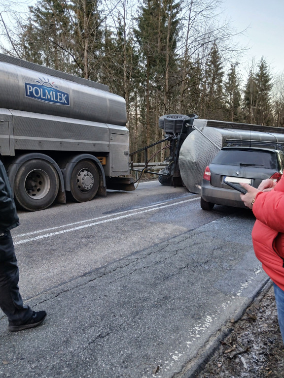 Zderzenie cysterny przewożącej mleko z osobówką