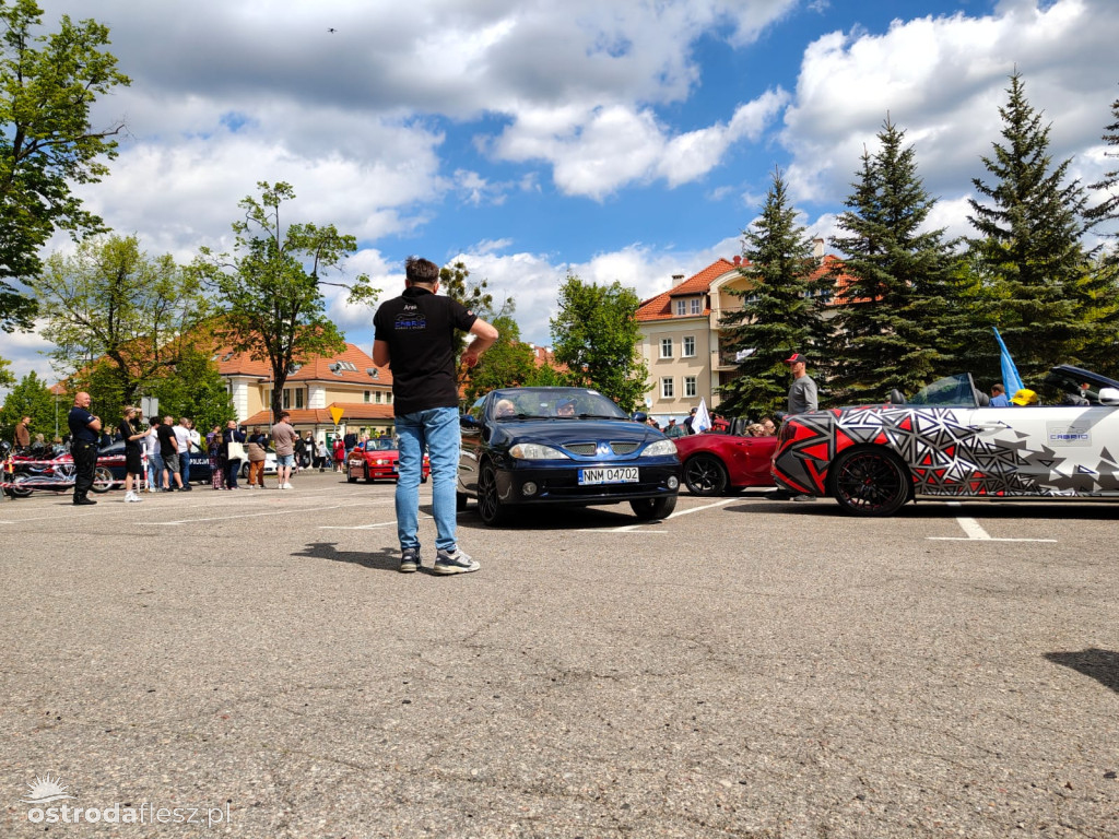 Cabriolety opanowały plac przed Starostwem w Ostródzie