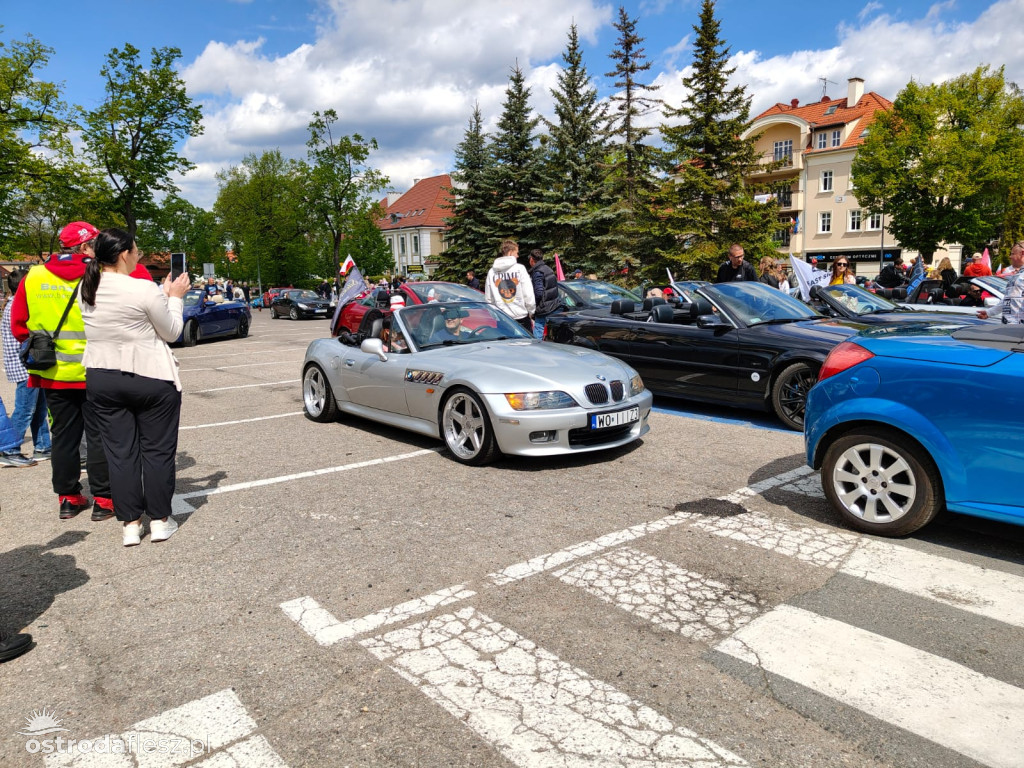 Cabriolety opanowały plac przed Starostwem w Ostródzie
