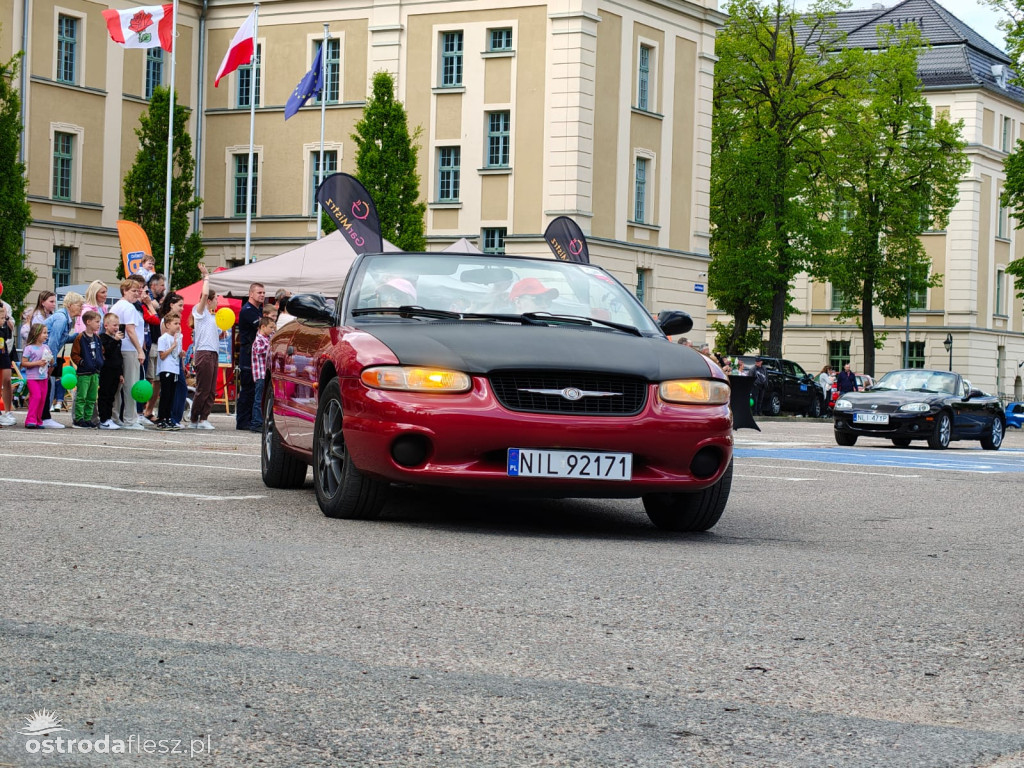 Cabriolety opanowały plac przed Starostwem w Ostródzie