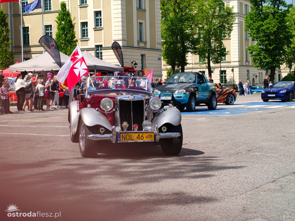 Cabriolety opanowały plac przed Starostwem w Ostródzie