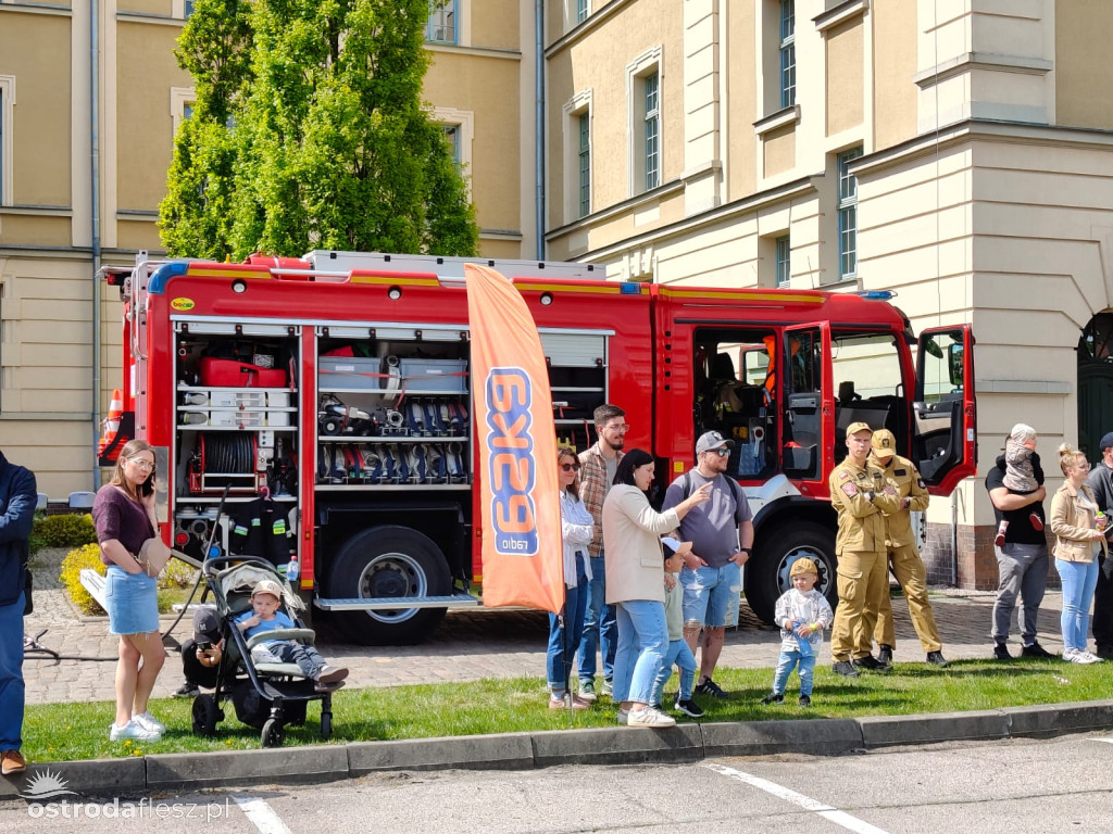 Cabriolety opanowały plac przed Starostwem w Ostródzie