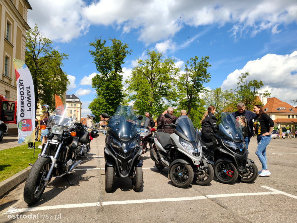 Cabriolety opanowały plac przed Starostwem w Ostródzie