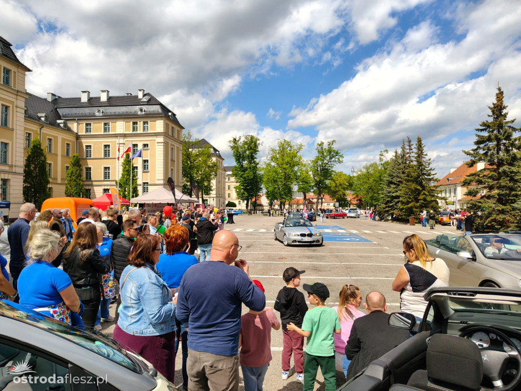 Cabriolety opanowały plac przed Starostwem w Ostródzie