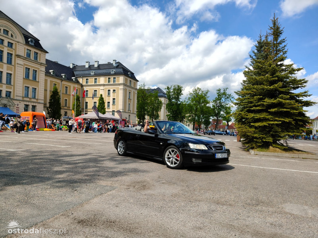 Cabriolety opanowały plac przed Starostwem w Ostródzie