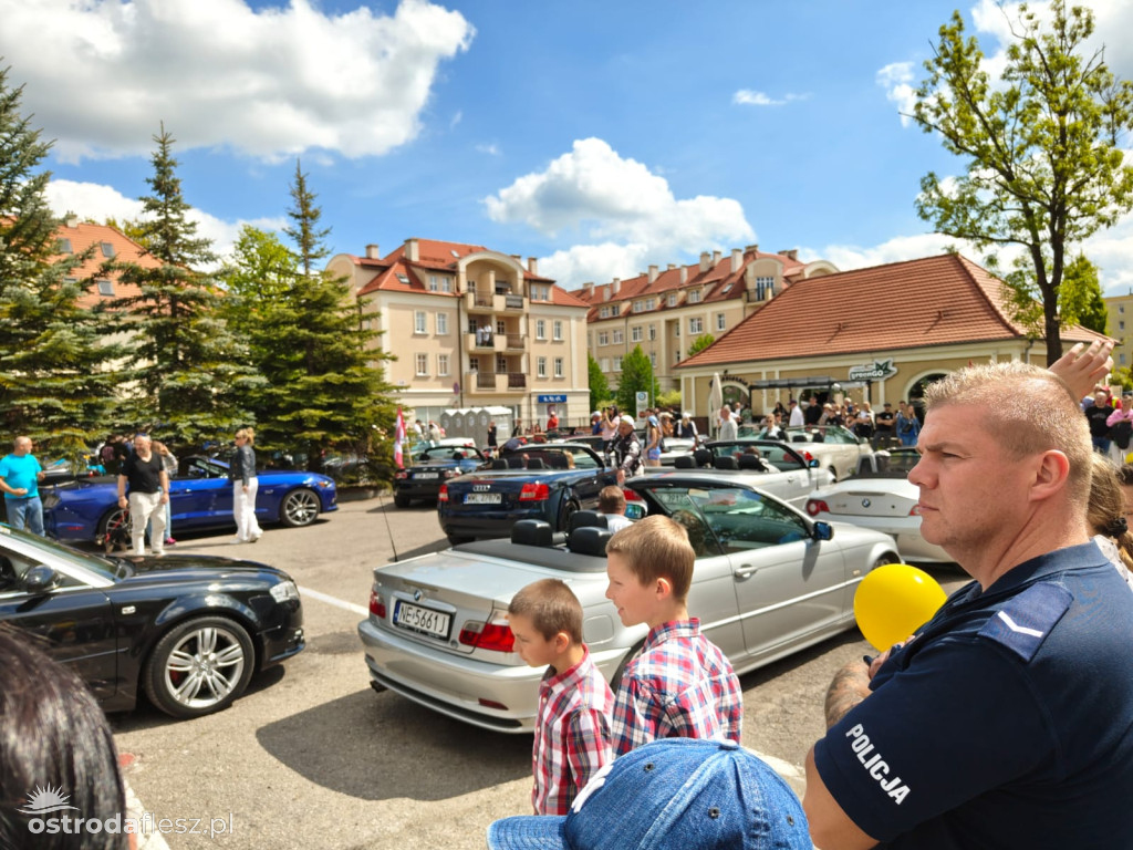 Cabriolety opanowały plac przed Starostwem w Ostródzie