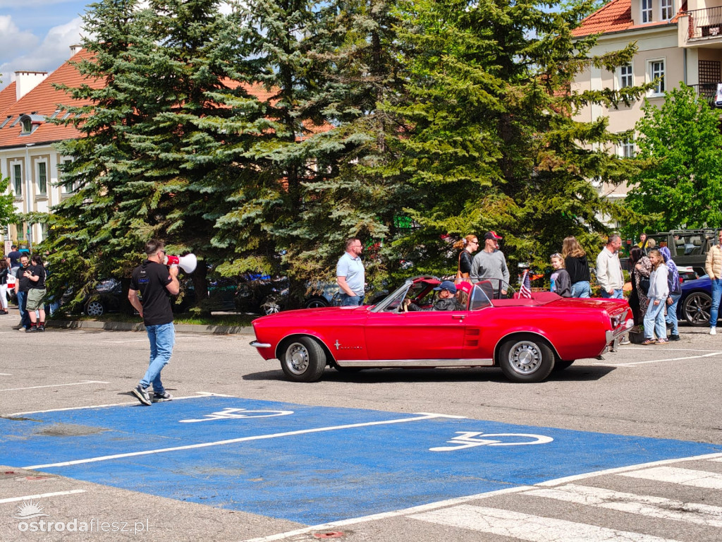 Cabriolety opanowały plac przed Starostwem w Ostródzie