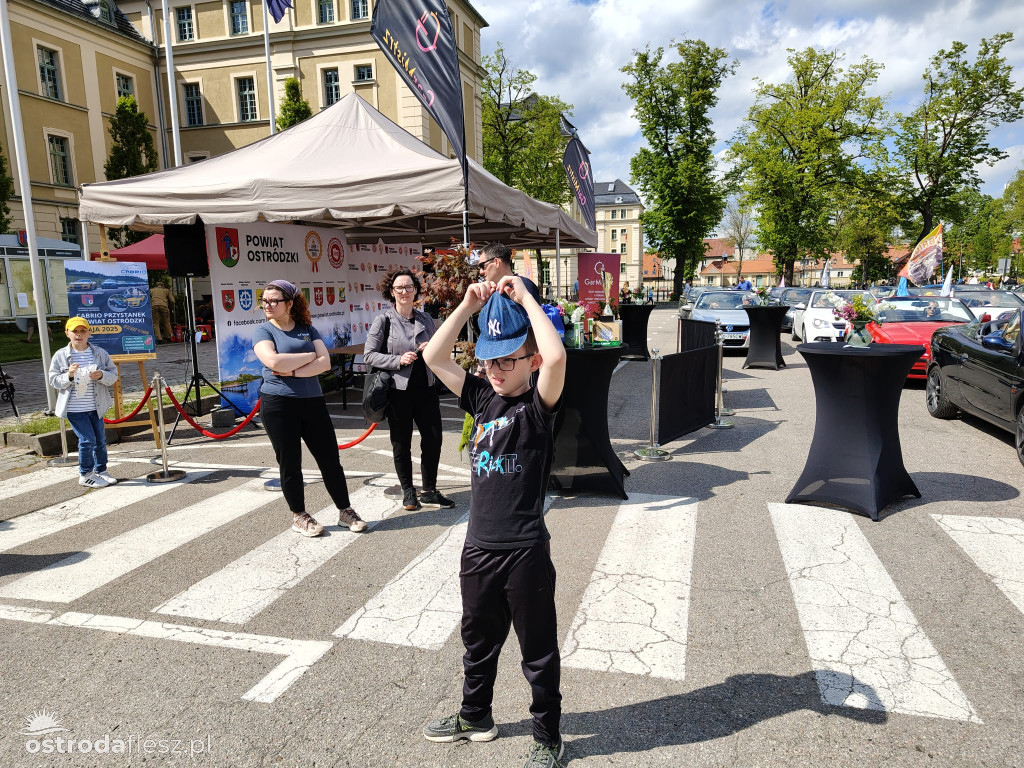 Cabriolety opanowały plac przed Starostwem w Ostródzie