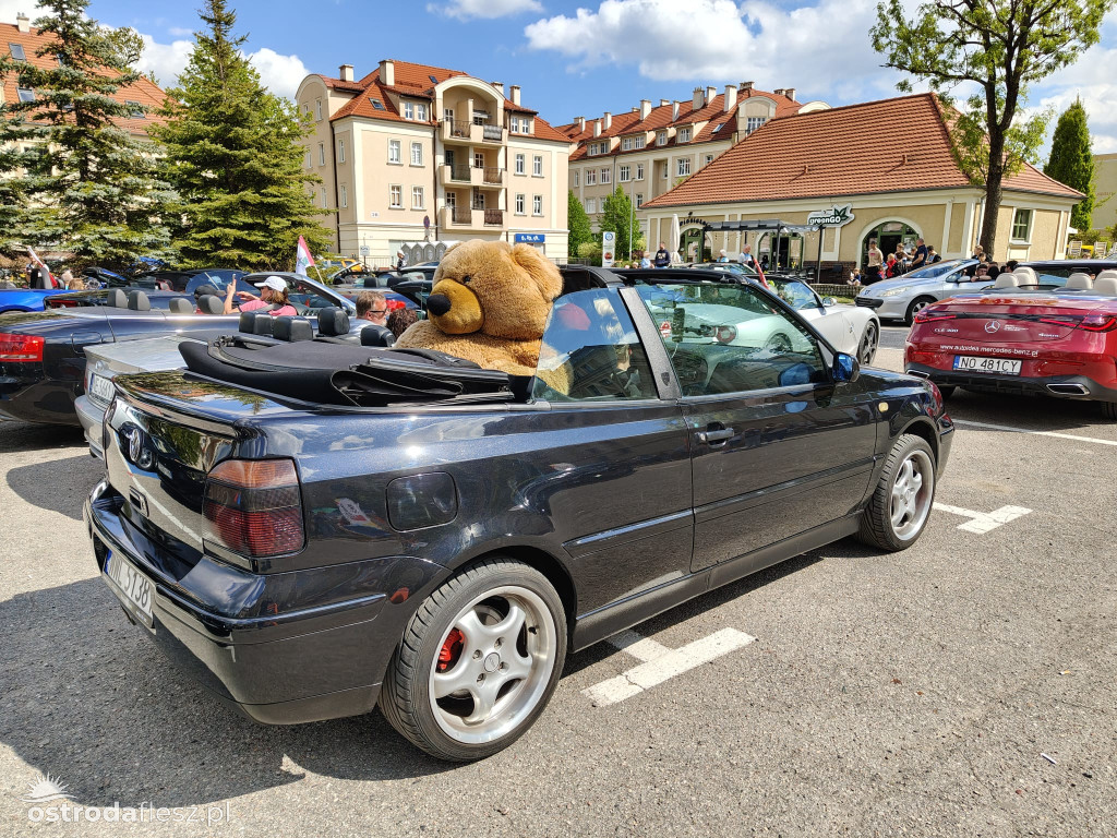 Cabriolety opanowały plac przed Starostwem w Ostródzie