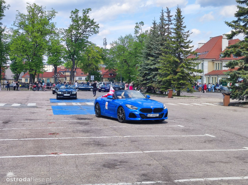 Cabriolety opanowały plac przed Starostwem w Ostródzie