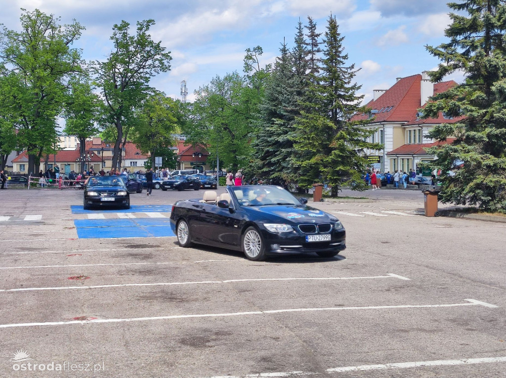 Cabriolety opanowały plac przed Starostwem w Ostródzie