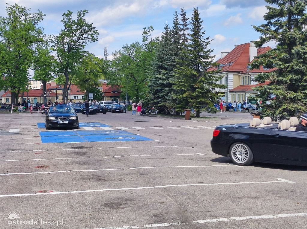 Cabriolety opanowały plac przed Starostwem w Ostródzie