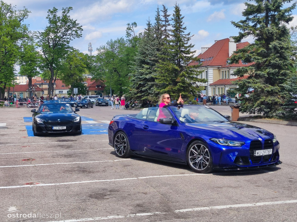 Cabriolety opanowały plac przed Starostwem w Ostródzie