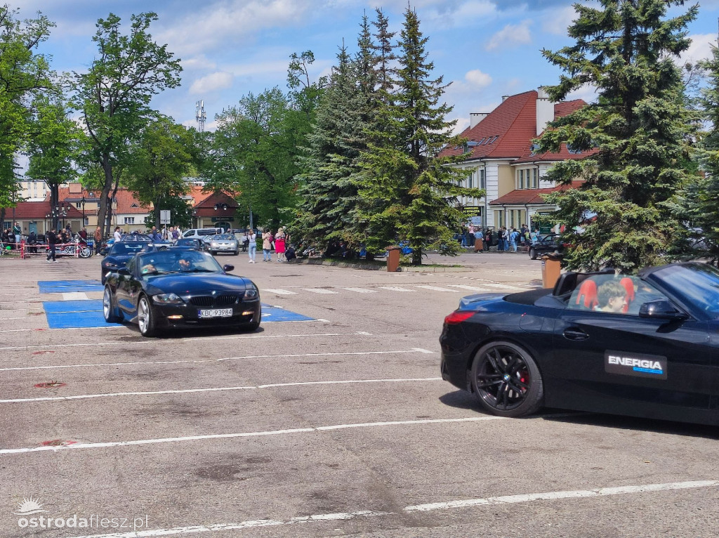 Cabriolety opanowały plac przed Starostwem w Ostródzie
