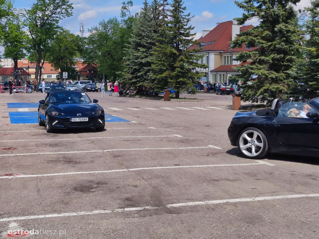 Cabriolety opanowały plac przed Starostwem w Ostródzie