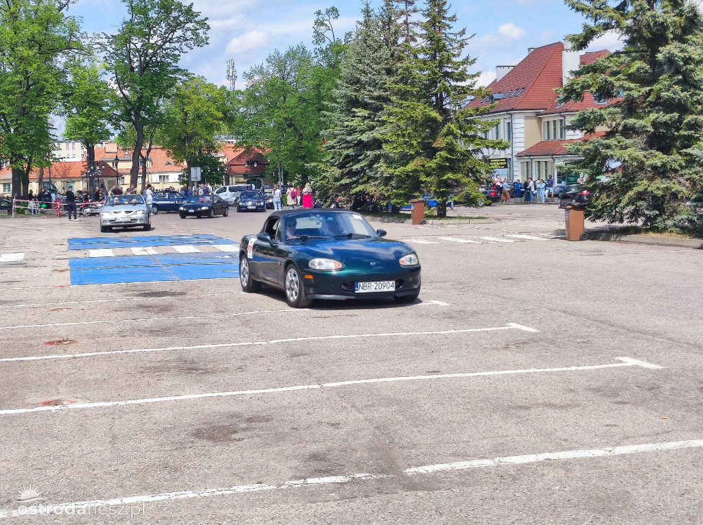 Cabriolety opanowały plac przed Starostwem w Ostródzie