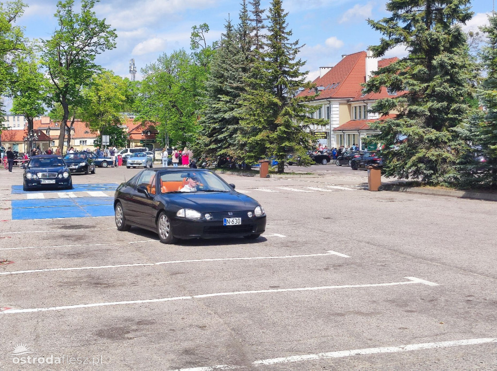 Cabriolety opanowały plac przed Starostwem w Ostródzie