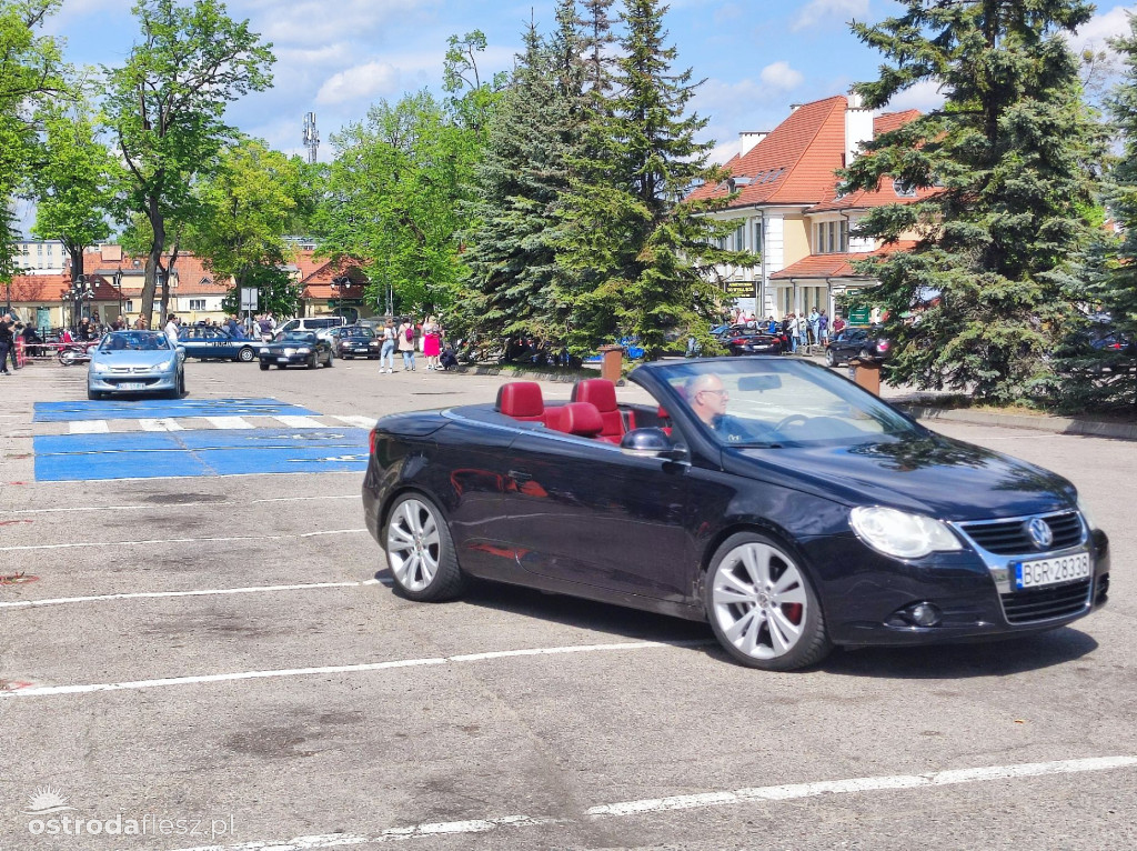 Cabriolety opanowały plac przed Starostwem w Ostródzie