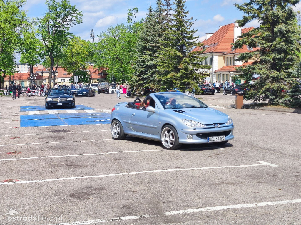 Cabriolety opanowały plac przed Starostwem w Ostródzie