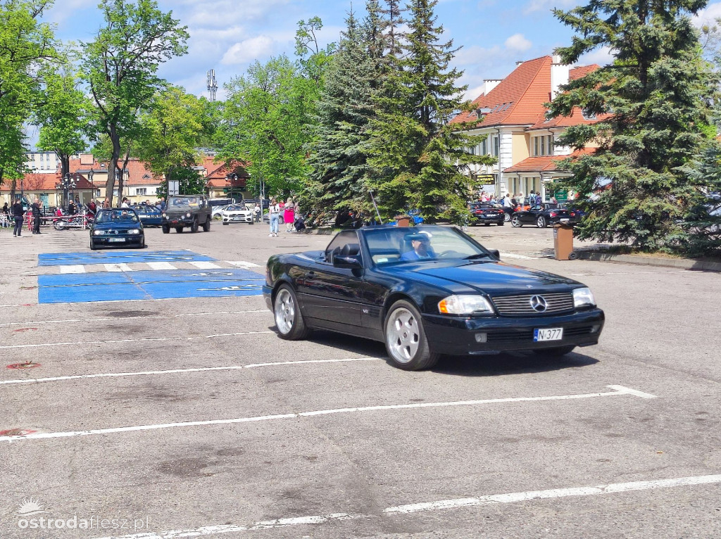 Cabriolety opanowały plac przed Starostwem w Ostródzie