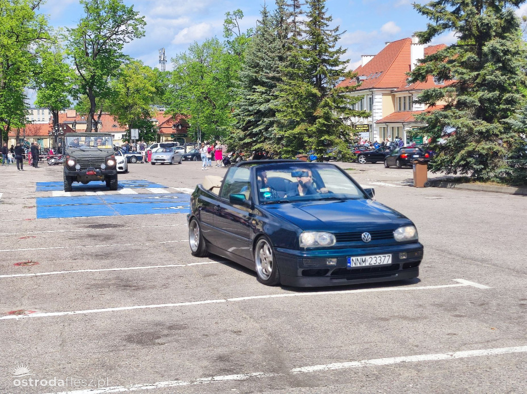 Cabriolety opanowały plac przed Starostwem w Ostródzie